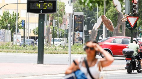 Un termmetro marca 45 grados en una calle de Murcia.