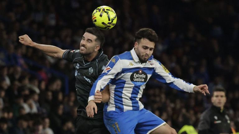 Mella salta con un rival en el D&eacute;por-Castell&oacute;n