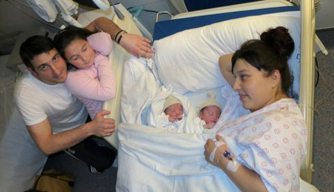 <span lang= es-es >Buen comienzo</span>. El primer parto del 2014 fue una buena se�al. El 2 de enero nac�an las gemelas Valeria y Naiala, las primeras del a�o en el hospital de Monforte. 