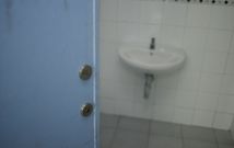 En el ba�os p�blico de Isabel La Cat�lica es continuo el robo de pomos y rotura de puertas. 