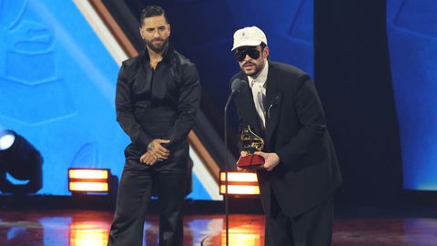 Bad Bunny recogiendo uno de sus cinco gram�fonos de oro