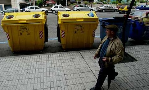 Cada vigu�s deposita una media de 9,1 kilos de envases en los contenedores amarillos.