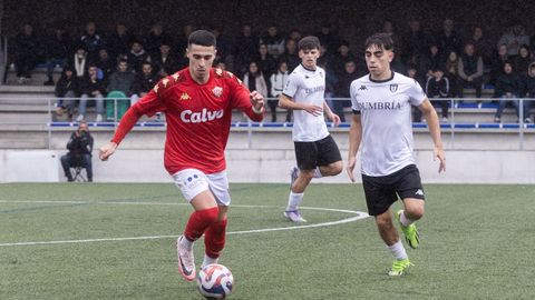 Javi, que hizo el 0-1, ante la presión del local Juan