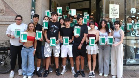 Alumnos de la autoescuela Ecovial posan con la L a las puertas del centro en el que se preparan para sacarse el carné de conducir