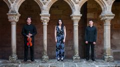 Martn Gonzlez (violn), Cecilia Rodrguez (voz y violn) y Roi Lago (piano), integrantes del grupo Divisi Ensemble.