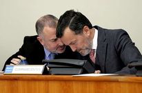 El conselleiro Agust�n Hern�ndez conversa con el secretario xeral t�cnico en el Parlamento.