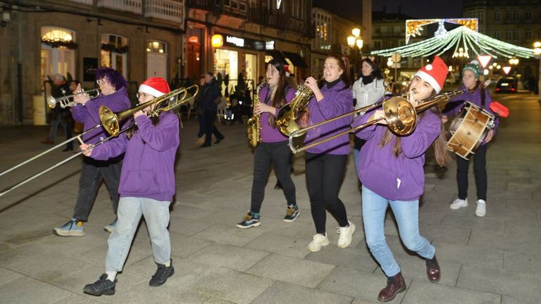 La charanga de mujeres Brassica Rapa animar la Feira do Capn de Vilalba