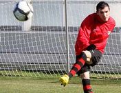 Lucas P�rez patea el bal�n en un entrenamiento del Rayo Vallecano en Las Rozas