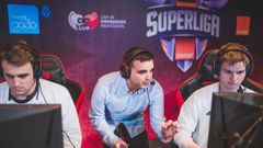 El asturiano Pablo Marhoder Men�ndez dando instrucciones a dos jugadores de League of Legends durante un torneo