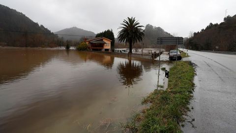 Vista del Sella desbordado a su paso por Santianes (Arriondas)