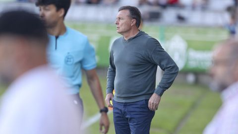 Cristóbal Parralo observa el juego de los suyos en el partido ante el Linense.