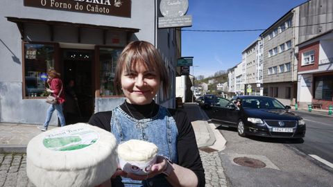 Carmen Lpez regenta O Forno do Caoto, un negocio que vive en primera persona la afluencia de trfico