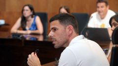 El alcalde, Luis Arosa, durante un pleno en A Illa