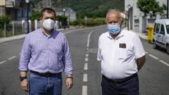 Padre e hijo posan, ya recuperados, en la carretera de Vilaza