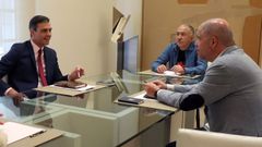 Pedro S�nchez conversa con los secretarios generales de UGT, Jos� �lvarez, y de CC.OO, Unai Sordo, a la derecha, en la reuni�n mantenida en la Moncloa
