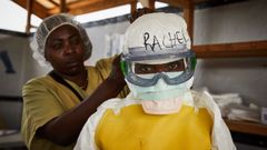 Una mujer se equipa con epi para entrar en una zona de tratamiento de alto riesgo en el punto �lgido de la crisis del �bola, en un centro de salud en Beni, Kivu del Norte, en Rep�blica Democr�tica del Congo.