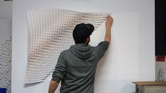 Matt Shlian componiendo una de sus obras de papelsat�lite, el Sputnik 1