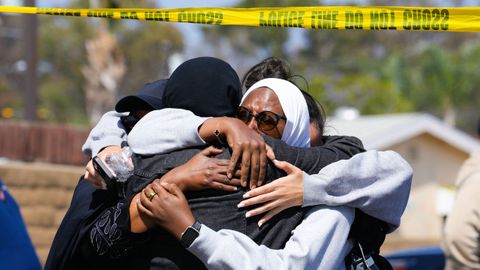 Miembros de la comunidad musulmana de San Diego, se abrazan tras el tiroteo