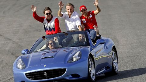 Rita Barber junto a Fernando Alonso, Felipe Massa y Francisco Camps  aludan al pblico a bordo de un Ferrari California esta tarde en el Circuito Ricardo Tormo de Cheste (Valencia), durante las Finales Mundiales de Ferrari.