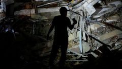 Una persona usa la linterna de un m�vil en un edificio destruido tras el doble terremoto en Venezuela