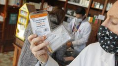 El farmac�utico Telmo de R�o muestra los test gratuitos de saliva que dispensan las boticas para ni�os de 5 a 11 a�os
