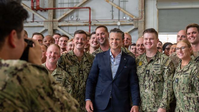 El secretario del Departamento de Guerra, Peter Hegseth posa junto a un grupo de militares durante su visita a la base Lindsey Graham, en Carolina del Sur.