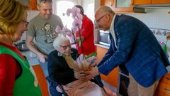 El regidor noi�s visit� a Delfina y le entreg� flores.