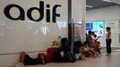 Viajeros a la espera en la estación de Santiago