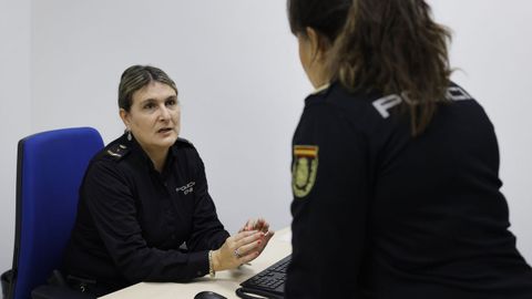 Las agentes Roco M. y G. P., en el rea de la Unidad de Atencin a la Familia y la Mujer de la Polica Nacional de la comisara de Lonzas, en A Corua