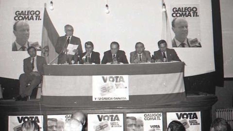 Un acto de la campa&ntilde;a de Alianza Popular en 1981, dise&ntilde;ada por Xos&eacute; Lu&iacute;s Barreiro y con el lema &laquo;Galego coma ti&raquo;