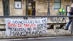 En Trives hay dos pancartas contra la disoluci�n de la mancomunidad y culpando al edil de Son de ser el culpable de la situaci�n