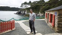 V�ctor Pini�s en una vivienda reformada que alquila en la cala de Porto do Val, en O Vicedo