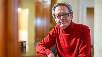 O xornalista, escritor e poeta Lu�s Rei dar�ase por satisfeito con ter acadado en �Elas d�as� un bo reflexo da vida. �� importante -observa- facer sentir a cadea fraternal que nos une con todos. Nun libro que escribes es unha muller ou unha nena ou unha anci�, tam�n es un home, podes ser un bombeiro, un ministro, podes ser... porque esa � a fauna humana que poboa o mundo. E ti intentas facer sentir a cadea fraternal que une a todos con todos�.