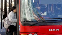 Imagen de archivo de viajeros subiendo al bus urbano en A Coru�a