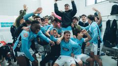 Los futbolistas del Celta Fortuna celebran el triunfo conseguido en Barreiro.