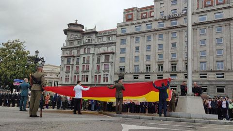 Acto de izado de la bandera de Espaa en la Plaza de la Escandalera de Oviedo