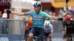 Thomas Silva, entrando en la meta de la segunda etapa del Giro de Italia.