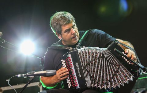 <span lang= es-es >Kepa Junkera arras</span>. El concierto que ofreci ayer el artista vasco fue uno de los mejores del festival, siendo, adems, el ltimo. Los asistentes terminaron bailando al son del acorden en este espectculo de la tercera jornada del festival, que fue totalmente gratuito y puso fin al acontecimiento. 