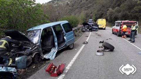 Aparatoso accidente de tr�fico con tres heridos y tres veh�culos implicados en Salas.