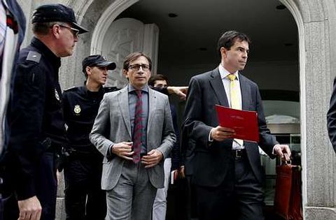 <span lang= es-es >�Enloquecidos�</span>. El diputado de UPyD Andr�s Herzog (derecha) present� ayer una querella en el Supremo contra Artur Mas y otros cinco �enloquecidos� dirigentes catalanes por desobediencia, prevaricaci�n y tres delitos m�s al desobedecer la suspensi�n de la consulta dictada por el Constitucional. 