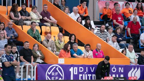 En el centro de la imagen dialogan en el palco de Vista Alegre Carmela L�pez, presidenta de la Diputaci�n de Lugo y alcaldesa de Burela, y Jos� Luis S�ez, presidente del Reyco Burela FS
