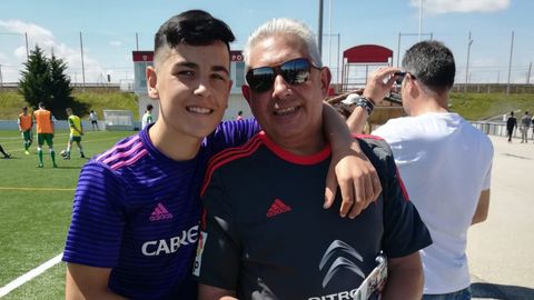 Yoel Lago con su padre, Carlos, durante un partido con el Celta.