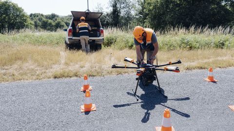 Aunque el dron es autónomo hay que controlar el despegue y el aterrizaje