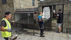 Operarios del Concello y de la empresa adjudicataria ayudaron a retirar enseres del interior de la iglesia