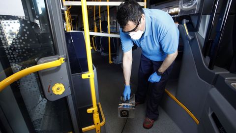 Un operario de Monbus manipulando una mquina de ozono