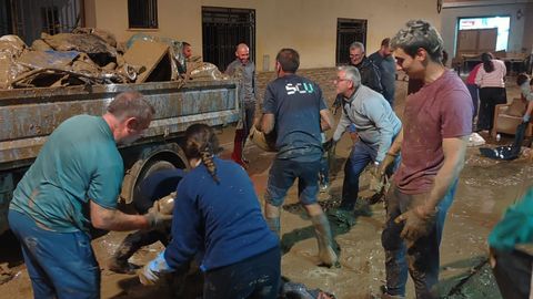 El oleirense ngel Balbn ayuda en las labores de limpieza de La Alcudia, uno de los pueblos afectados.