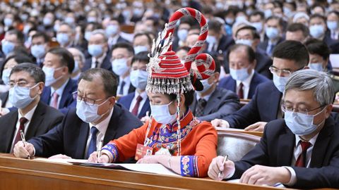 Una delegada con el traje tpico de su regin , en la sesin de la reunin de la Conferencia Consultiva Poltica del Pueblo Chino (CCPPCh).