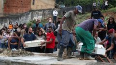Entierro de una joven fallecida por las fuertes lluvias junto a sus hijos, de 2 y 5 a�os