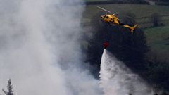 Los Bomberos del Servicio de Emergencias del Principado de Asturias (SEPA) han logrado estabilizar a lo largo de la noche el incendio declarado ayer en la Sierra de Sollera, en los concejos de Grado, Candamo y Salas, donde permanecen activos varios focos dentro un per�metro controlado.