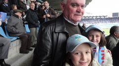 Rivera, en Bala�dos con sus nietas gemelas, Blanca y Ana, de las que dice que �salieron unas celtistas y unas futboleras de espanto�